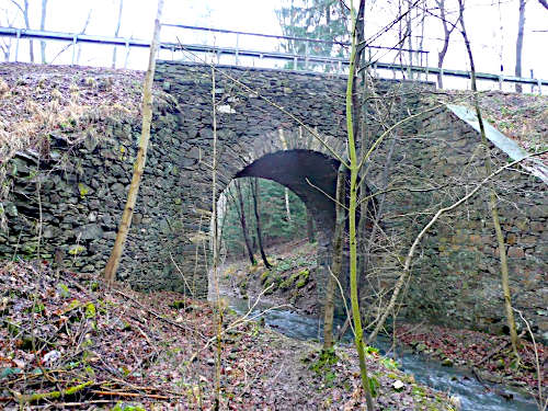 Natursteinbrücke über den Aschbach